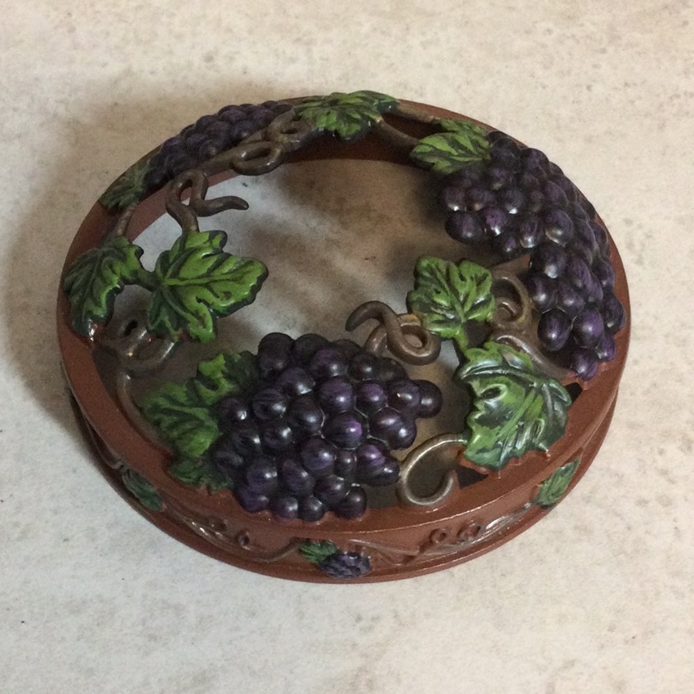 Yankee Candle grapes and vines jar burning lid - Picture 3 of 6
